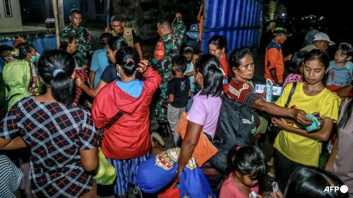 Rescatistas indonesios evacuan a miles de personas tras la erupción del Monte Ibu
