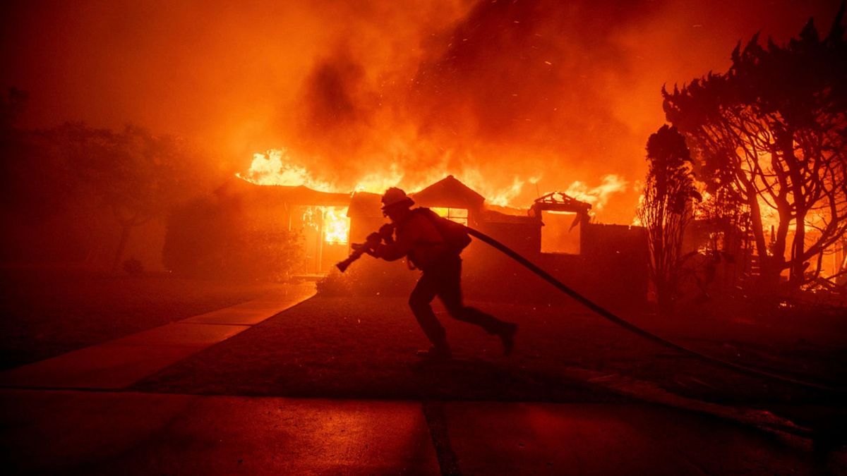 Residentes de Los Ángeles demandan a la ciudad por falta de agua para combatir incendios forestales
