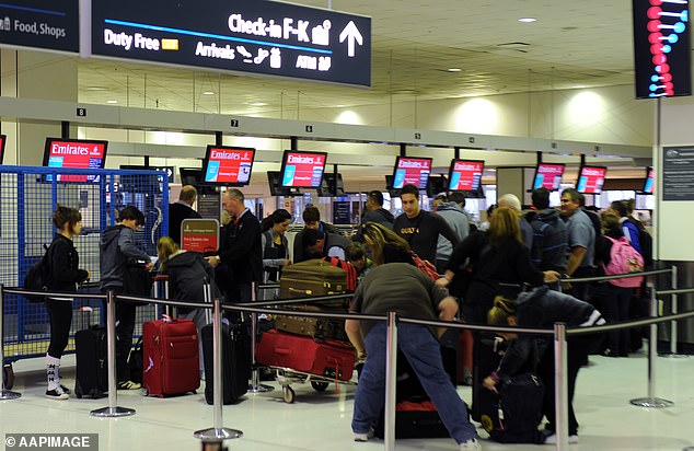 A los pasajeros del aeropuerto de Sydney se les ha dicho que esperen retrasos el viernes cuando más de 1.000 miembros del personal de tierra abandonen el trabajo (imagen de archivo)