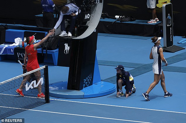 La estrella ucraniana Elina Svitolina (izquierda) se negó a estrechar la mano de su oponente rusa Veronika Kudermetova en el Abierto de Australia.