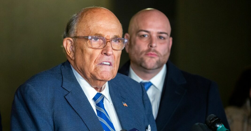 Rudy Giuliani, exalcalde de Nueva York y aliado de Trump, declarado culpable de desacato al tribunal
