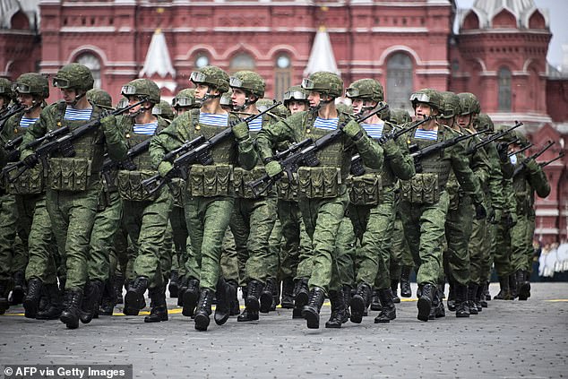 Militares rusos marchan en la Plaza Roja durante el desfile militar del Día de la Victoria en el centro de Moscú el 9 de mayo de 2024.