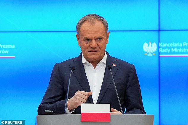 El primer ministro polaco Donald Tusk y el presidente de Ucrania Volodymyr Zelenskiy (no en la foto) asisten a una conferencia de prensa en la Cancillería del primer Ministro en Varsovia, Polonia, el 15 de enero de 2025. REUTERS/Aleksandra Szmigiel