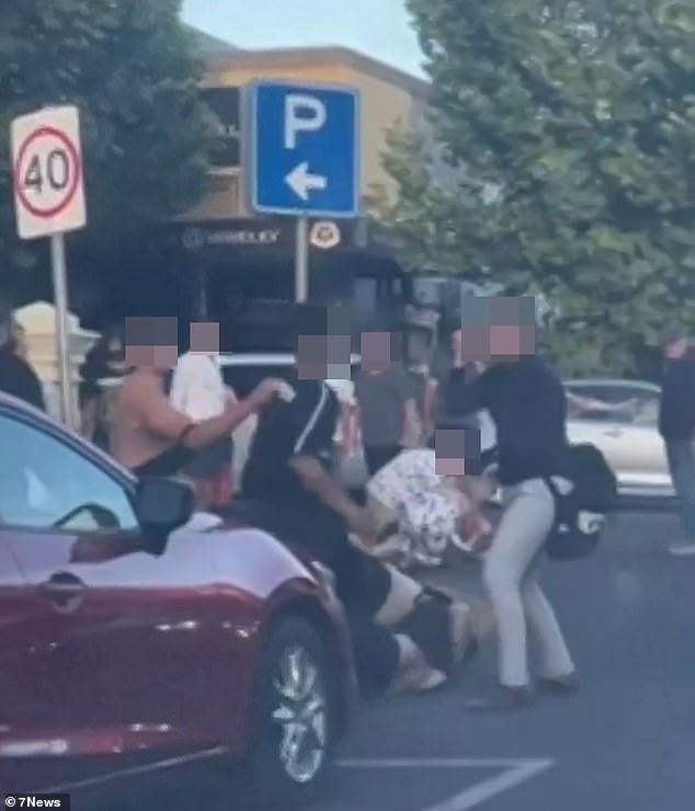 Tres hombres están tras las rejas y otros cuatro en el hospital después de que estalló una pelea salvaje entre guardias de seguridad y un grupo de hombres en Glenelg, Adelaide, a las 8 p. m. del viernes (en la foto).