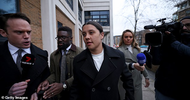 La estrella de Chelsea y Matildas, Sam Kerr (izquierda), se enfrentó al Tribunal de la Corona de Kingston para una audiencia previa al juicio.