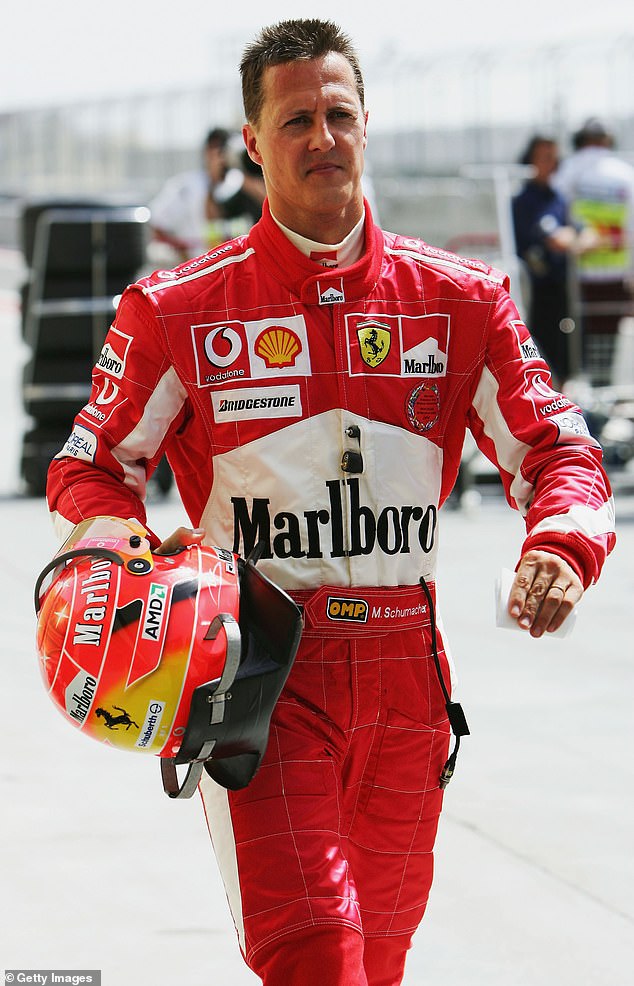 Michael Schumacher de Alemania y Ferrari durante la primera sesión de clasificación para el Gran Premio de F1 de Bahréin en el Circuito Internacional de Bahréin el 2 de abril de 2005.