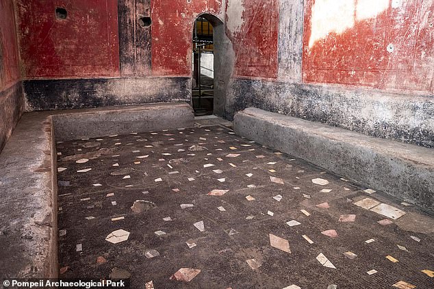 Un descubrimiento 'que ocurre una vez en un siglo' ha revelado una lujosa casa de baños privada en la trágica ciudad romana de Pompeya.