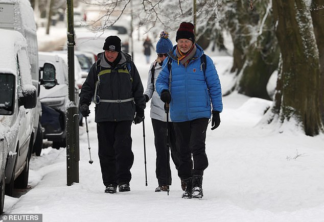 El suministro de gas en Gran Bretaña ha alcanzado niveles preocupantemente bajos después de días de clima helado y nieve (en la foto, personas caminando sobre la nieve el jueves)