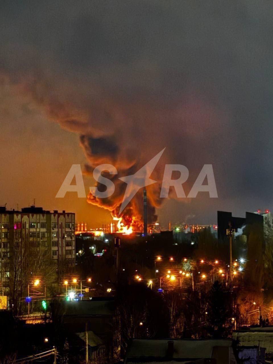 Se informa de un gran incendio en un depósito de petróleo en el óblast ruso de Saratov tras un ataque con drones
