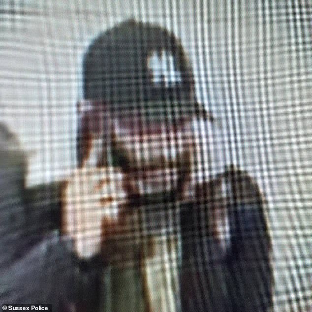 La policía de Sussex ha publicado una imagen de CCTV de un hombre con el que desean hablar en relación con su investigación.