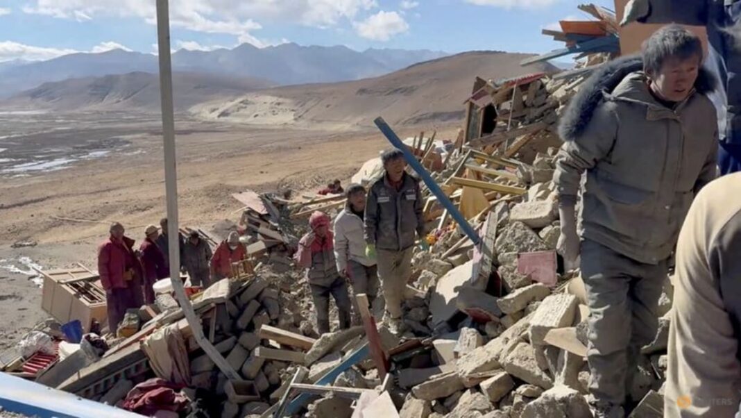 Se realizan esfuerzos de rescate después del terremoto en el Tíbet que mata a más de 120 personas.
