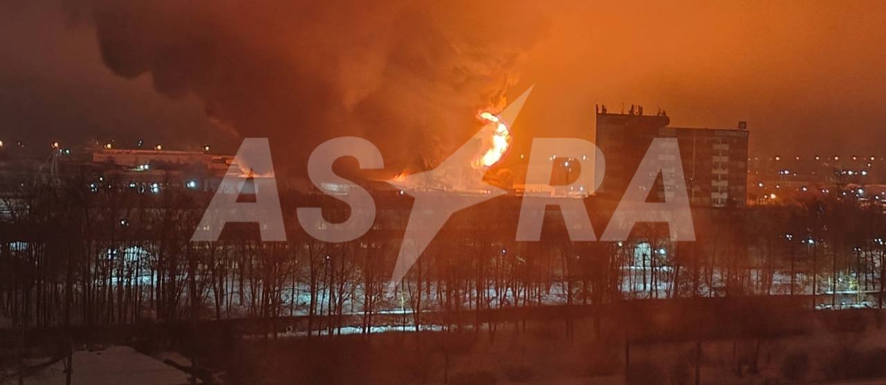 Según los informes, drones ucranianos atacan las provincias rusas de Leningrado y Rostov, provocando graves incendios.
