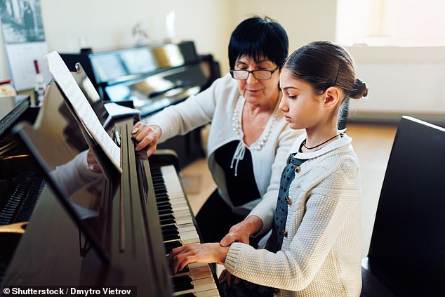 Las investigaciones sugieren que aquellos con talento musical tienen más probabilidades de hablar con fluidez un dialecto extranjero (imagen de archivo)