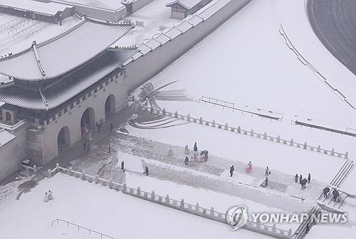 Seoul braces for heavy snow of 10-20 cm expected through Tues.