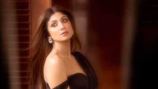 Shilpa Shetty posa para HT City Showstoppers con un conjunto negro de Miku Kumar