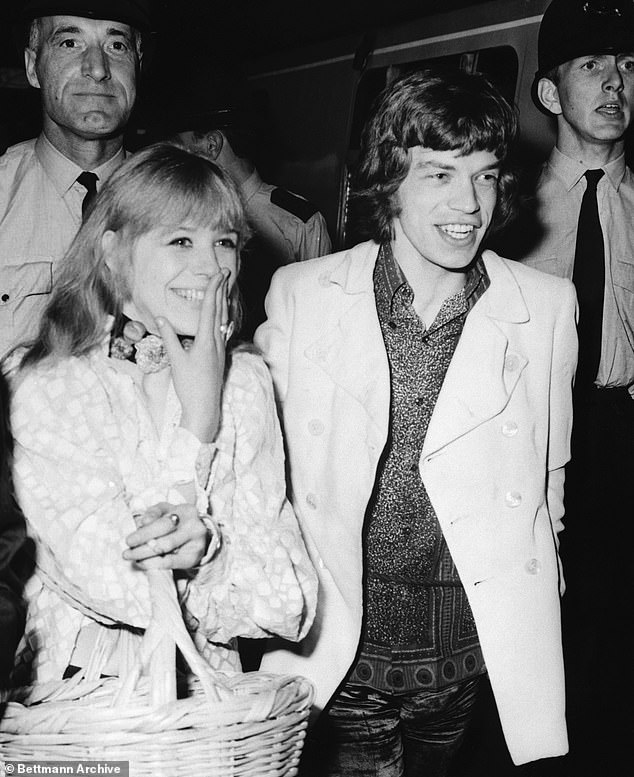 Marianne se muestra con Mick Jagger en la estación de Euston en 1967. La pareja data de cuatro años y se separó en 1970