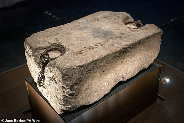 La piedra del destino, en la foto aquí en exhibición en el New Perth Museum, se utilizó en la coronación de los monarcas escoceses hasta el siglo XIII, y luego en la coronación de los monarcas ingleses y más tarde británicos