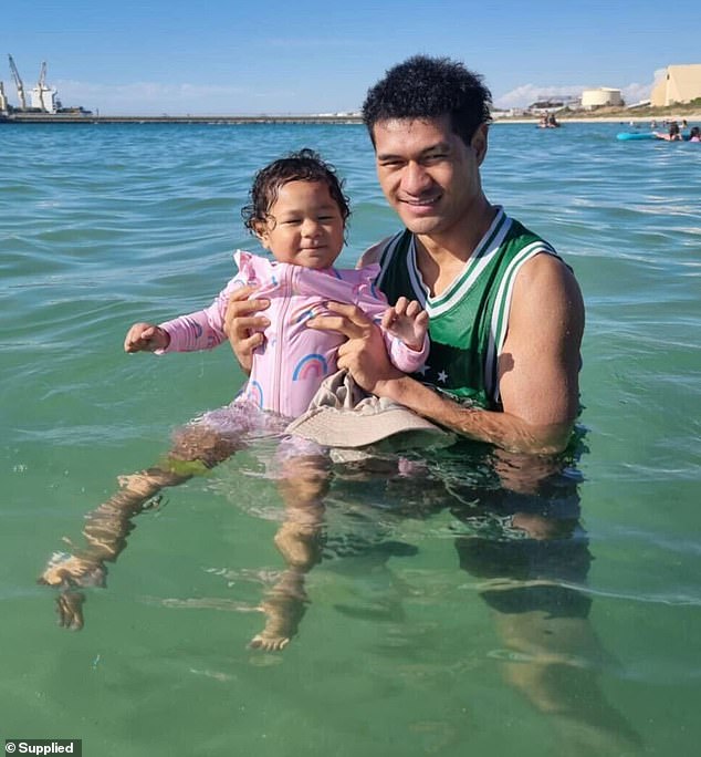 Sio Afamasaga (en la foto con su sobrina) se ahogó en la playa de la ciudad de Perth el viernes. Su desconsolada familia ahora está recaudando fondos para enviar su cuerpo a Samoa.