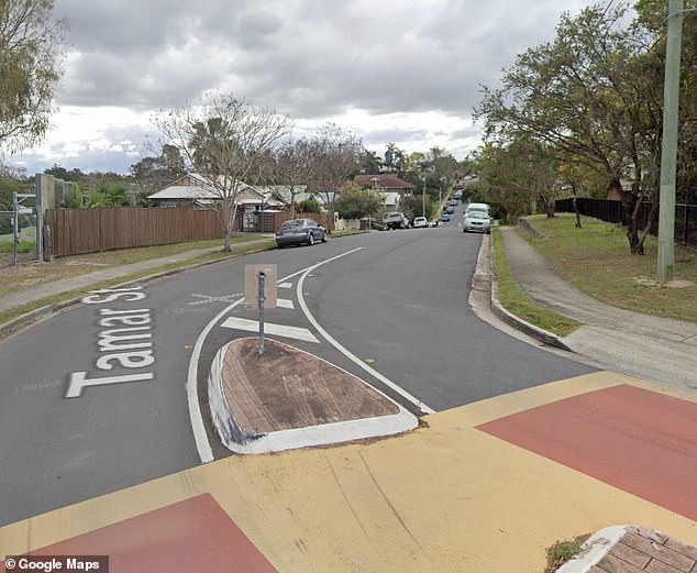 Un oficial de policía y un hombre recibieron disparos en Tamar St en Annerley, en el sur de Brisbane.