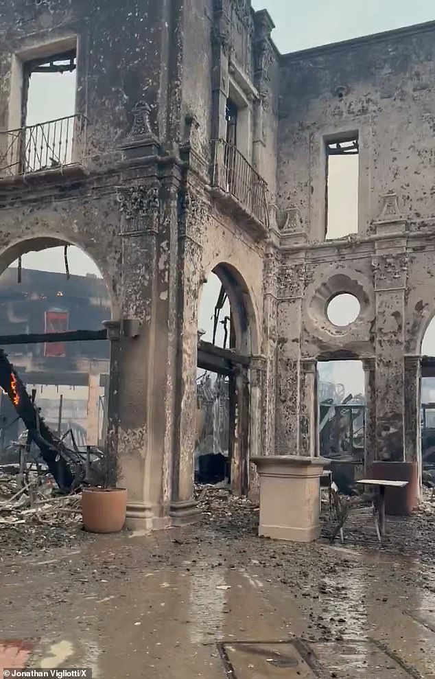 Los residentes de Pacific Palisades regresaron al vecindario y encontraron sus hogares y negocios reducidos a escombros y cenizas por incendios forestales mortales. En la foto se muestra un edificio incendiado que incluía un Starbucks.