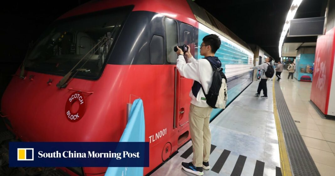 Tren de interurbanos raros exhibido por la corporación MTR de Hong Kong dañada por público
