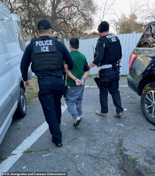 El presidente Trump intensificó su campaña de deportación masiva el sábado mientras centraba los esfuerzos de ICE en Los Ángeles.