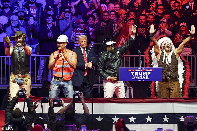 The Village People flanqueó al presidente electo Donald Trump el domingo por la noche mientras daba una vuelta de victoria con un mitin estilo campaña en Washington, DC, un día antes de que preste juramento para un segundo mandato.