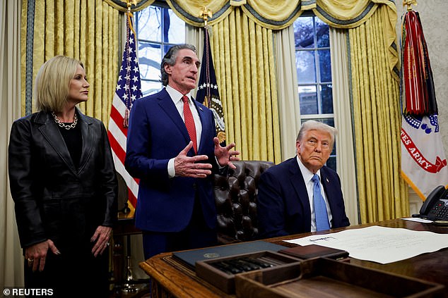 Doug Burgum, quien recientemente fue confirmado por el Senado de los Estados Unidos como secretario del interior, habla junto a su esposa Kathryn Burgum y el presidente de los Estados Unidos, Donald Trump, el día en que Trump firma una orden ejecutiva en la Oficina Oval de la Casa Blanca en Washington, EE. UU., 31 de enero de 2025. Reuters/Carlos Barria