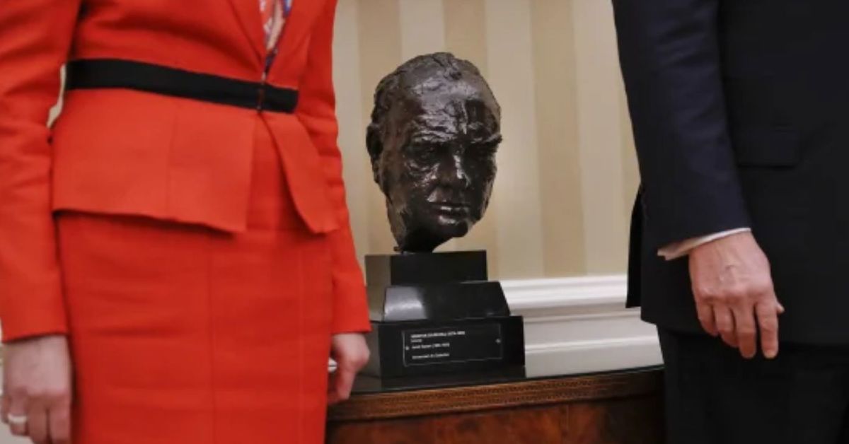 Trump devuelve busto de héroe de guerra británico a la Oficina Oval
