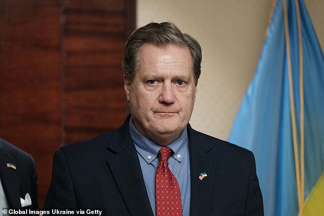 El representante Mike Turner, ex presidente del Comité Selecto Permanente de Inteligencia de la Cámara de Representantes, republicano por Ohio, durante una conferencia de prensa de miembros de la delegación del Congreso el 9 de febrero de 2024 en Kiev, Ucrania. El presidente Johnson destituyó a Turner del comité de inteligencia el miércoles