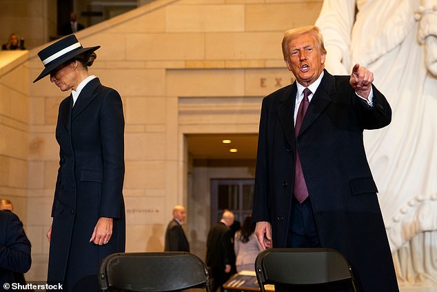 Apenas unos minutos después de pronunciar su histórico segundo discurso inaugural, Trump caminó por el Salón de la Emancipación hasta el Centro de Visitantes del Capitolio, donde dijo que las elecciones de 2020 estaban 