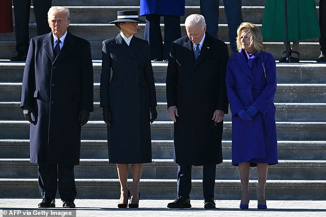 El presidente Donald Trump, la primera dama Melania Trump, el expresidente Joe Biden y la exprimera dama Jill Biden asisten a una ceremonia de despedida frente al Capitolio de Estados Unidos.