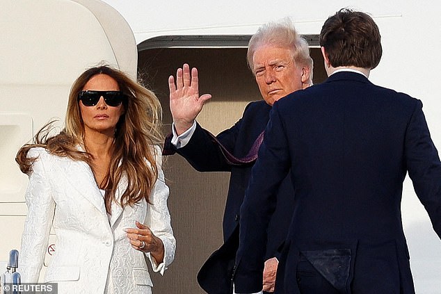 El presidente electo Donald Trump renunció antes de abordar un avión del gobierno estadounidense con destino a Washington. A él se unieron la ex primera dama Melania Trump y su hijo Barron.