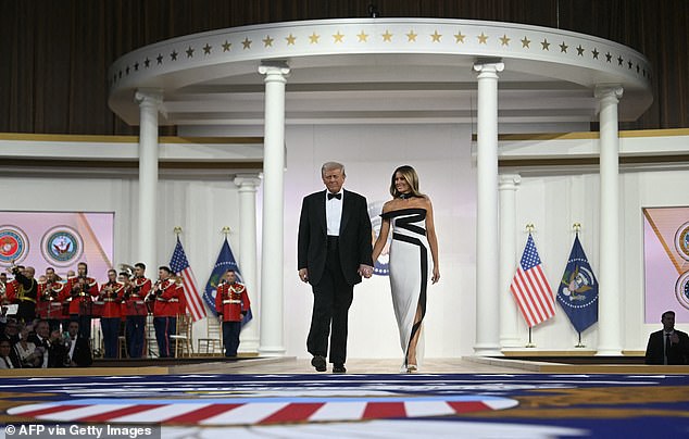 El presidente Donald Trump y la primera dama Melania Trump llegan al baile del Comandante en Jefe el lunes por la noche.