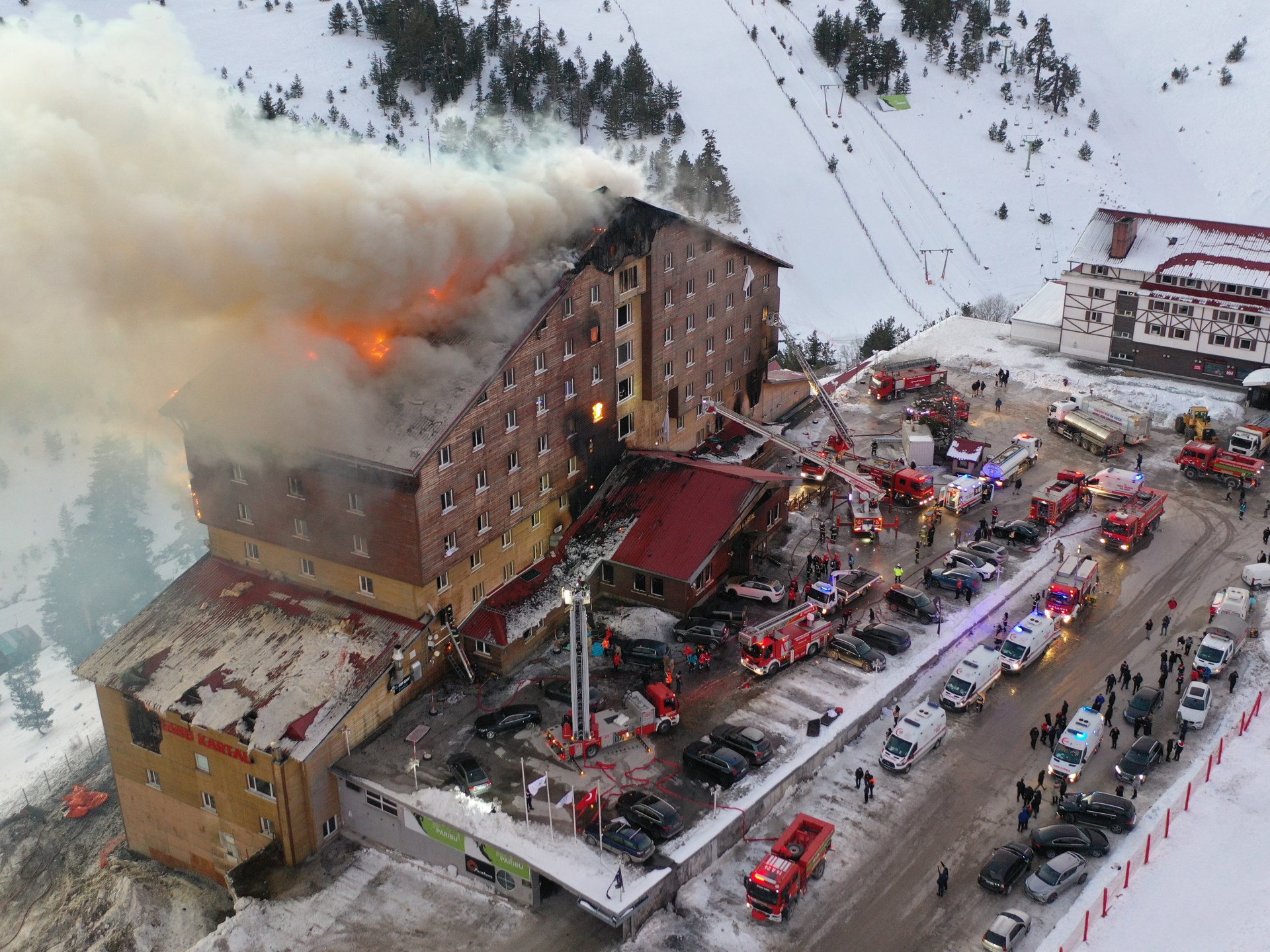 Turkiye arresta a nueve personas en medio de la ira por el mortal incendio de un hotel
