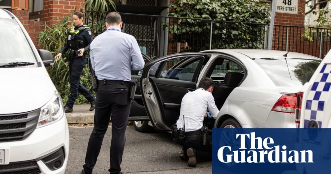 Un adolescente lucha por su vida y otro resulta herido tras un tiroteo en una pelea callejera en Melbourne
