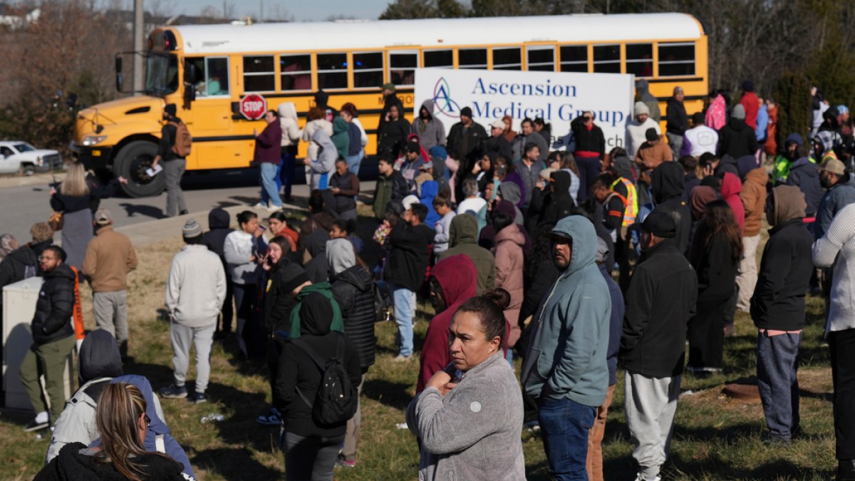 Un adolescente mata a una estudiante en un tiroteo en una escuela de Nashville, dice la policía de EE. UU.
