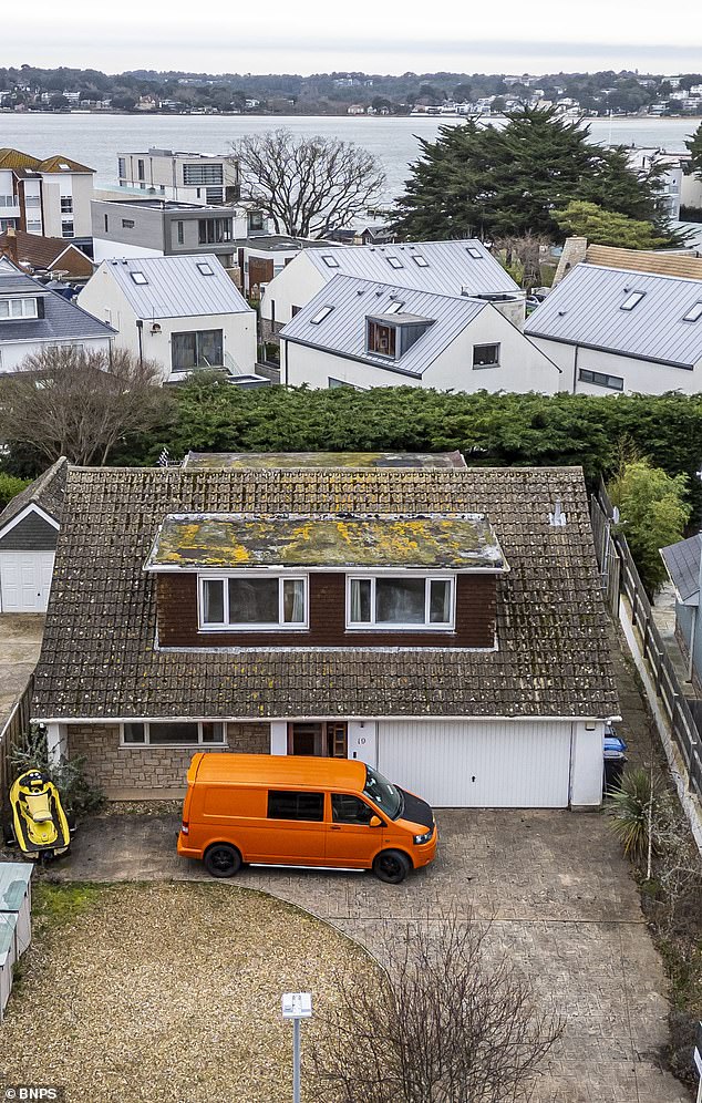 Este bungalow en ruinas en la exclusiva zona de Sandbanks ha salido al mercado por £ 1,5 millones