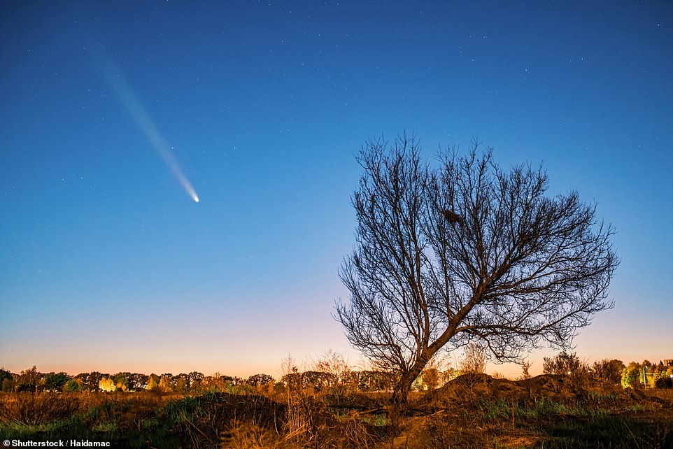 Si eres fanático de contemplar el cielo, asegúrate de tener los ojos puestos en el cielo esta noche. Un cometa único en la vida será visible por primera vez en 160.000 años, y no querrás perdértelo. El cometa, llamado C/2024 G3 (ATLAS), fue descubierto por el sistema de exploración ATLAS y se ha estado acercando lentamente al interior del sistema solar.