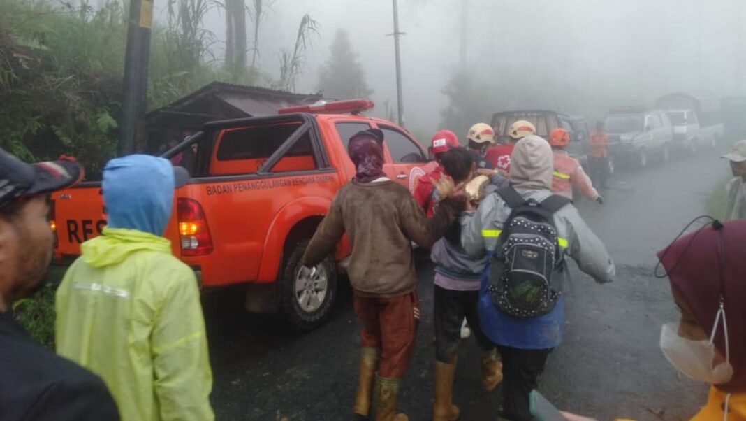 Un deslizamiento de tierra provocado por la lluvia mata a 17 personas en Indonesia
