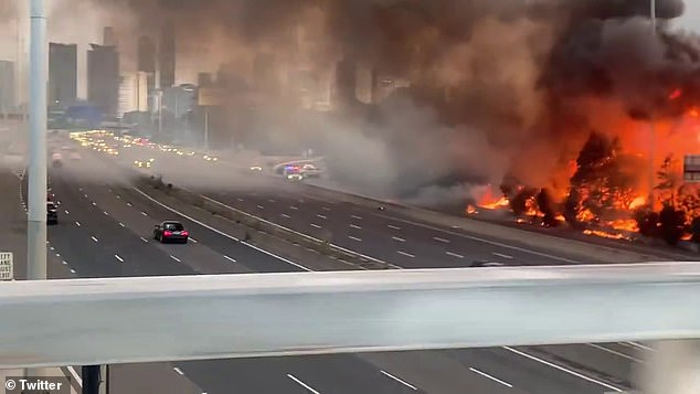 Los servicios de emergencia fueron llamados para sofocar el incendio en Kennards Self Storage en Port Melbourne, alrededor de las 8:35 p.m. Pareció cerrar la cercana autopista Westgate en dirección este mientras los bomberos luchaban contra las llamas durante más de una hora (en la foto).