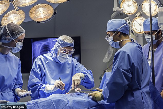 El hombre de 41 años se sometió a un segundo trasplante de hígado después de que se descubriera que el donante del primero tenía cáncer de pulmón (foto de archivo)