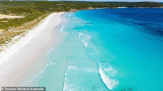 Un hombre de unos 40 años fue sacado del agua el lunes por la tarde en Native Dog Beach, situada aproximadamente a 10 kilómetros al sur de la bahía de Bremer.