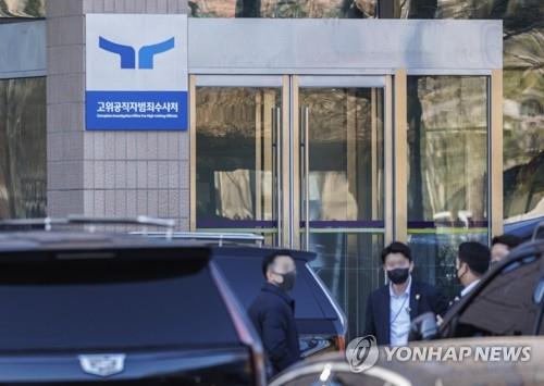 Man self-immolates near CIO office where Yoon undergoes questioning