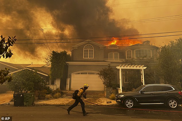 Se ha advertido a los residentes de uno de los barrios más lujosos de California que sus vidas corren un riesgo inmediato a medida que un incendio forestal arrasa rápidamente Los Ángeles.