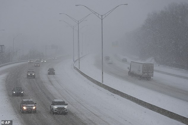 Al menos tres personas murieron en accidentes automovilísticos durante la tormenta. En la foto, vehículos desafiando a Blair en Ohio.