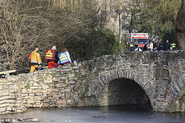 Trabajadores de rescate y seguridad cerca de la escena del crimen en Aschaffenburg, Alemania