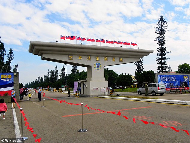 La sargento Hu, una profesional militar experimentada con 17 años de servicio, perdió trágicamente la vida después de ser absorbida por el motor de un avión de combate durante una inspección de rutina en la base aérea Ching Chuan Kang de Taiwán.