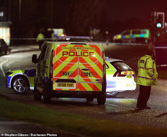 La policía de Barrhead Road, Paisley, tras un incidente de atropello y fuga que dejó un hombre de 70 años muerto