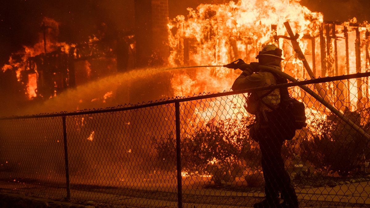 Un polvorín inducido por el cambio climático: por qué Los Ángeles sigue ardiendo
